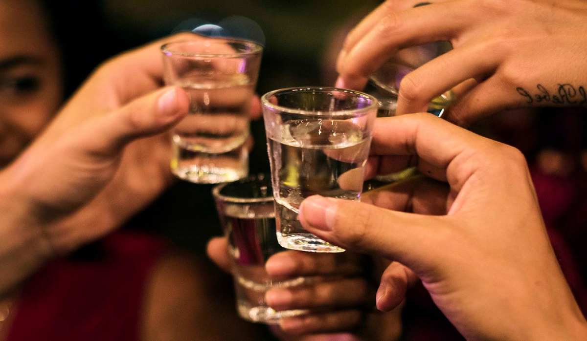 Người Việt Nam có văn hóa uống rượu như thế nào?