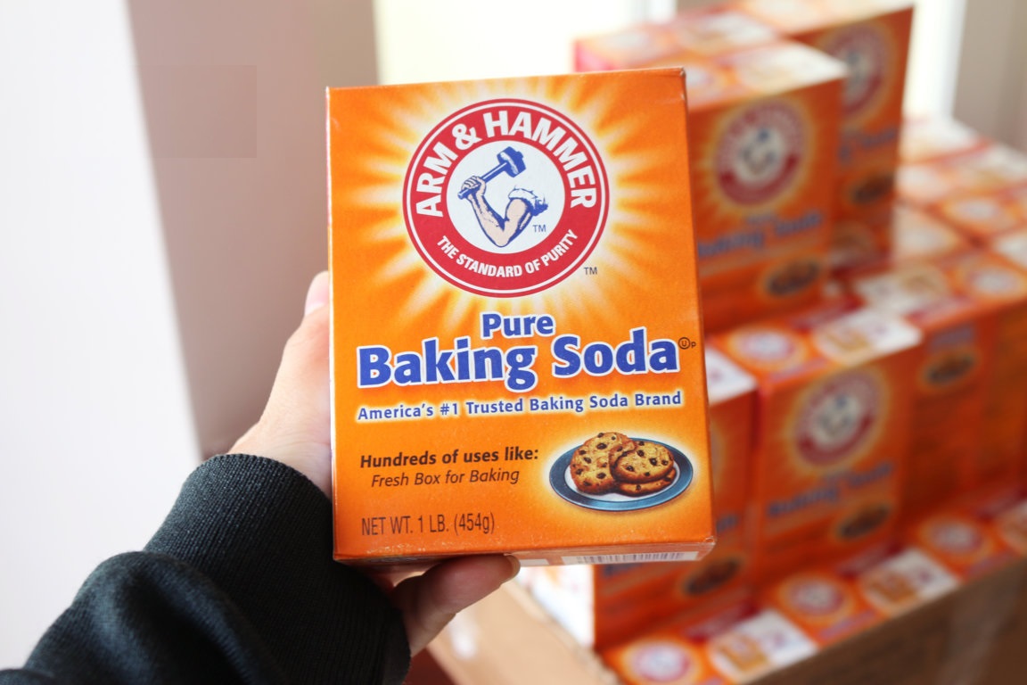 Ngâm trong Baking Soda giúp trung hòa hợp chất có chứa gốc axit trong hành tây