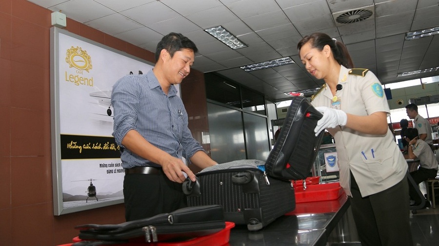 kiểm tra hành lý tại cửa an ninh sân bay