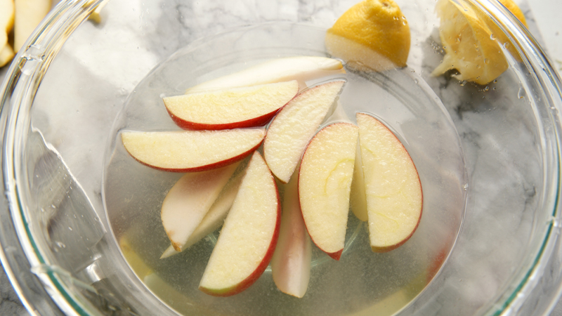  Xịt một chút nước cốt chanh lên bề mặt táo hoặc ngâm trong nước cốt chanh
