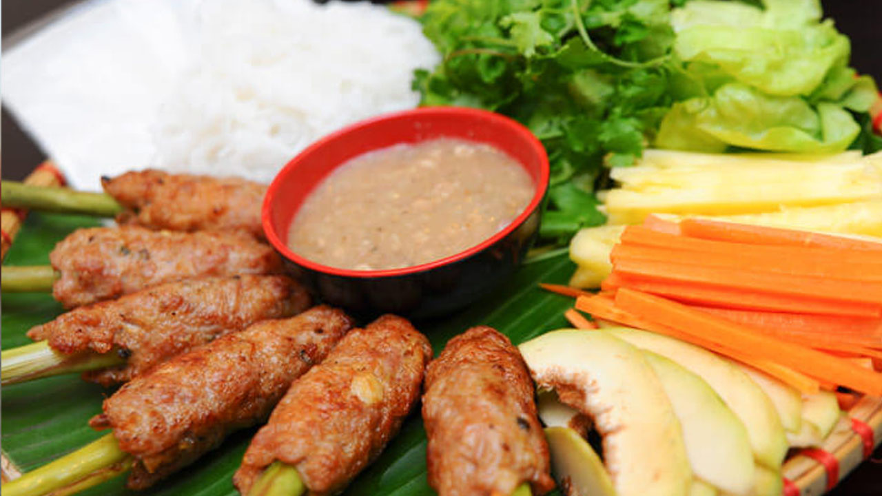 Nem lụi là một món ăn đường phố nổi tiếng ở Huế