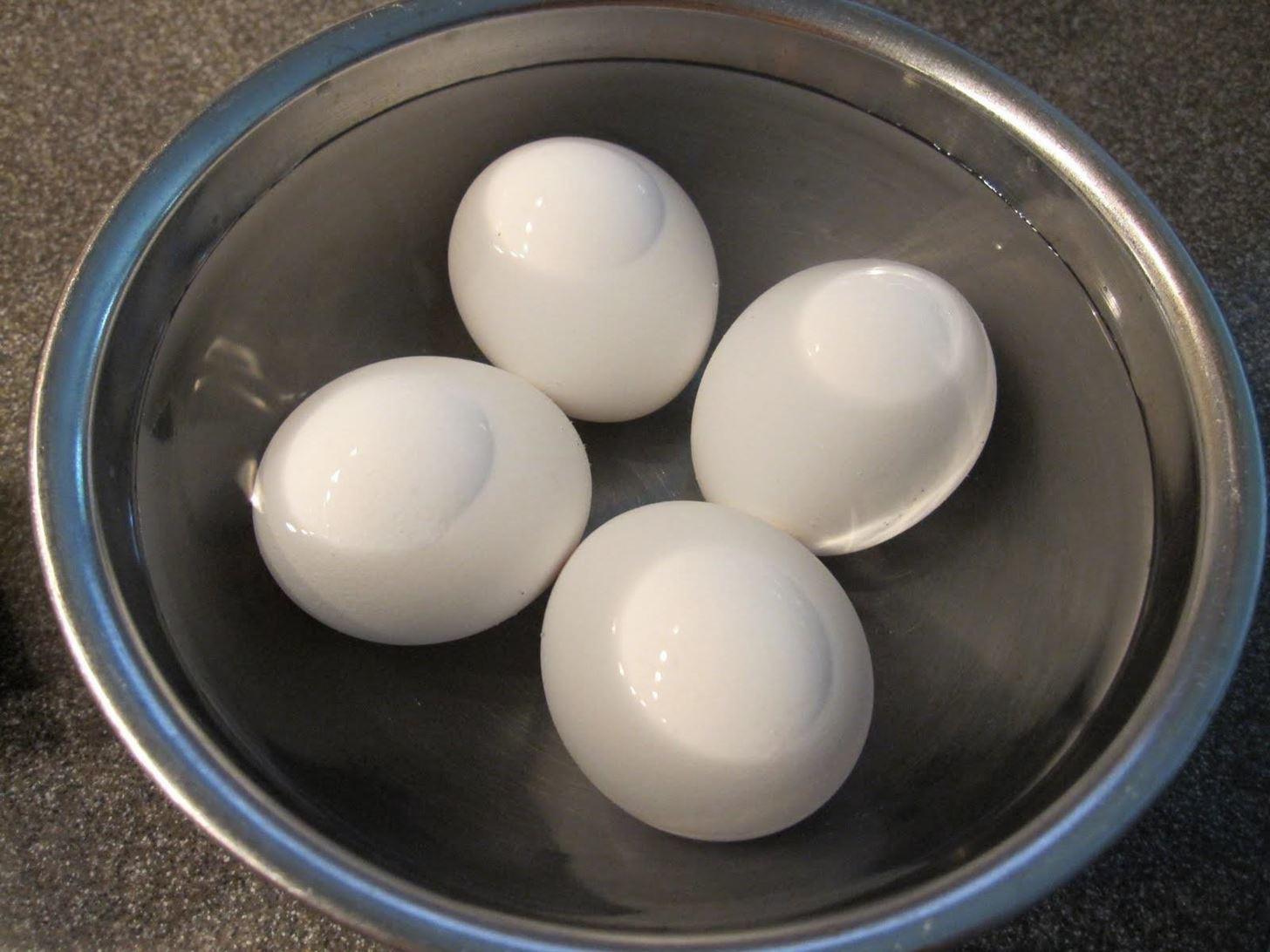 Mẹo giúp luộc trứng dễ bong vỏ khi chạm vào
