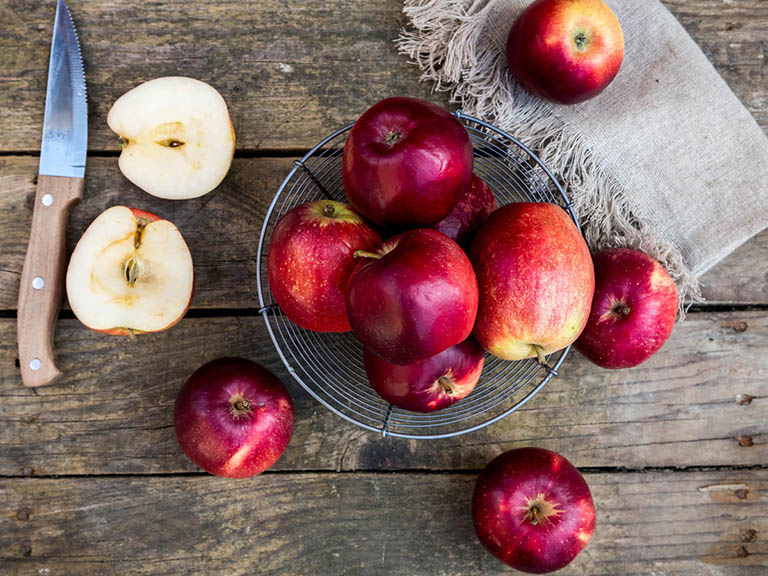 Sử dụng màng bọc thực phẩm tránh để hở hay để không khí tiếp xúc với táo