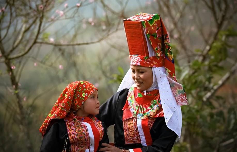 Trang phục truyền thống Dao Đỏ - Khăn đội đầu màu đỏ là điểm nhấn cho trang phục